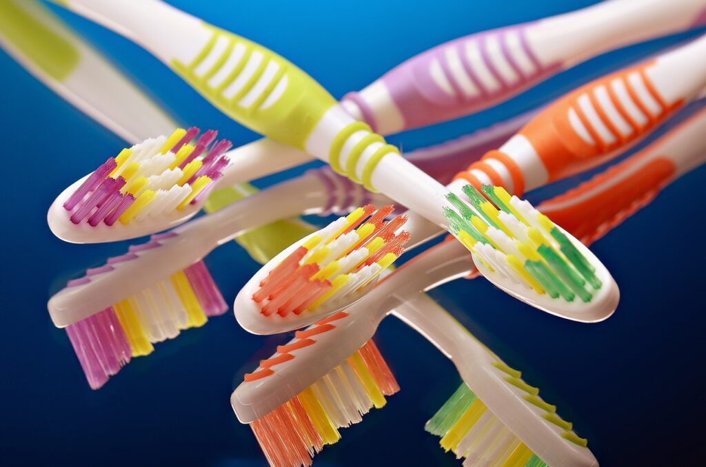 Many toothbrushes dental 4850065 1280